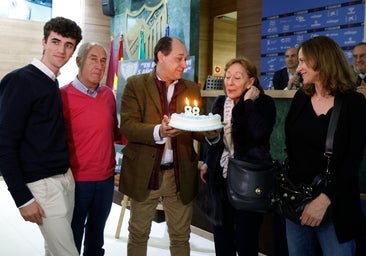 Su nieto Roberto, su sobrino Pedro, su hijo Joaquín, su viuda (Ana) y su hija Natalia, con una tarta de cumpleaños obsequio del Málaga, este lunes.