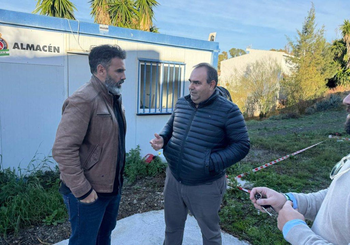 El diputado de Seguridad y Emergencias, Luis Rodríguez; junto al alcalde de Pizarra, Félix Lozano en el nuevo almacén.