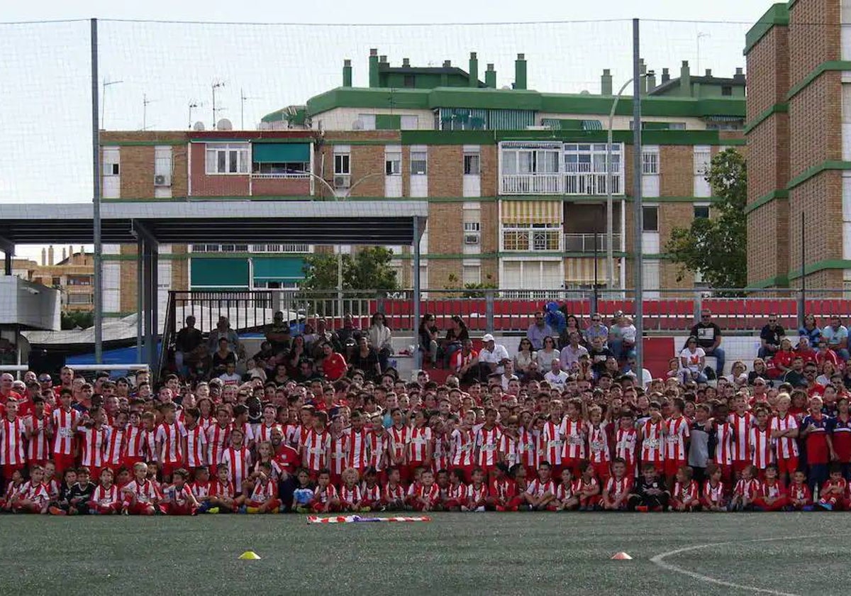 Imagen de archivo de entrenadores, padres y jugadores del Puerta Blanca.