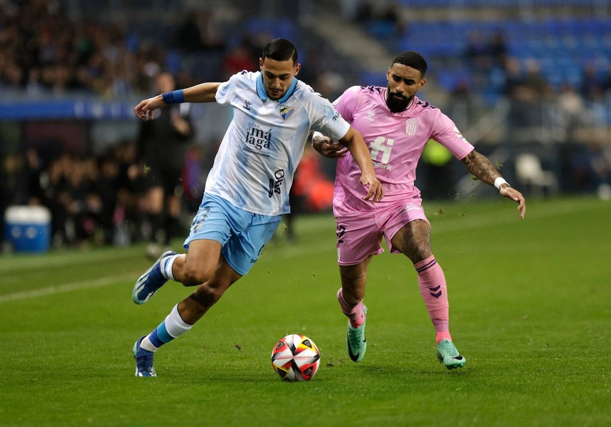 Bilal conduce el balón durante una de sus participaciones.