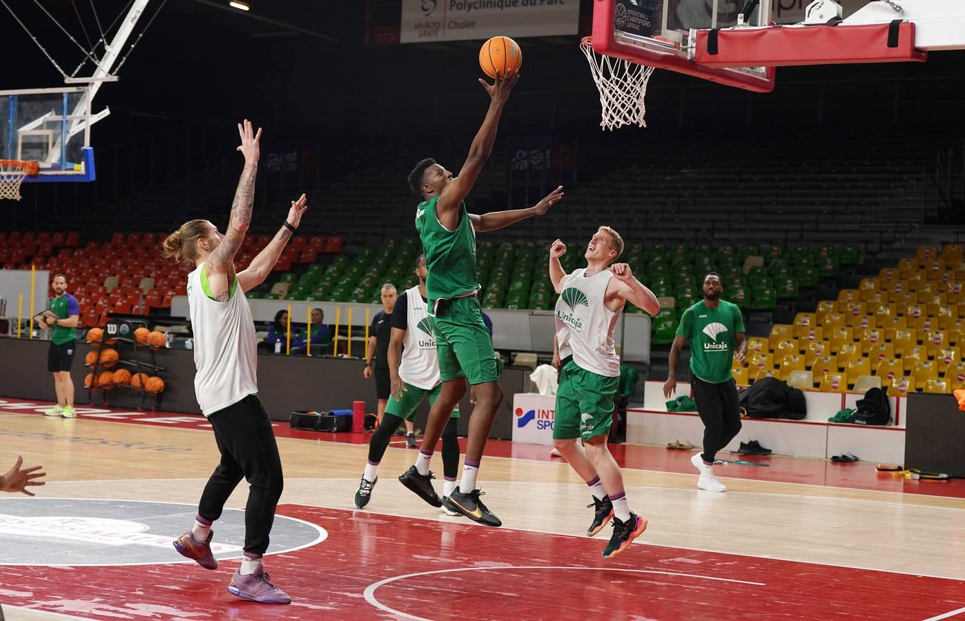 El Unicaja se entrena en la casa del Cholet