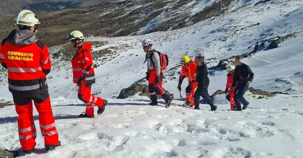 Bomberos de Granada durante el rescate en Sierra Nevada.