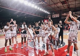 Los jugadores del Cholet celebran una victoria en la Champions.