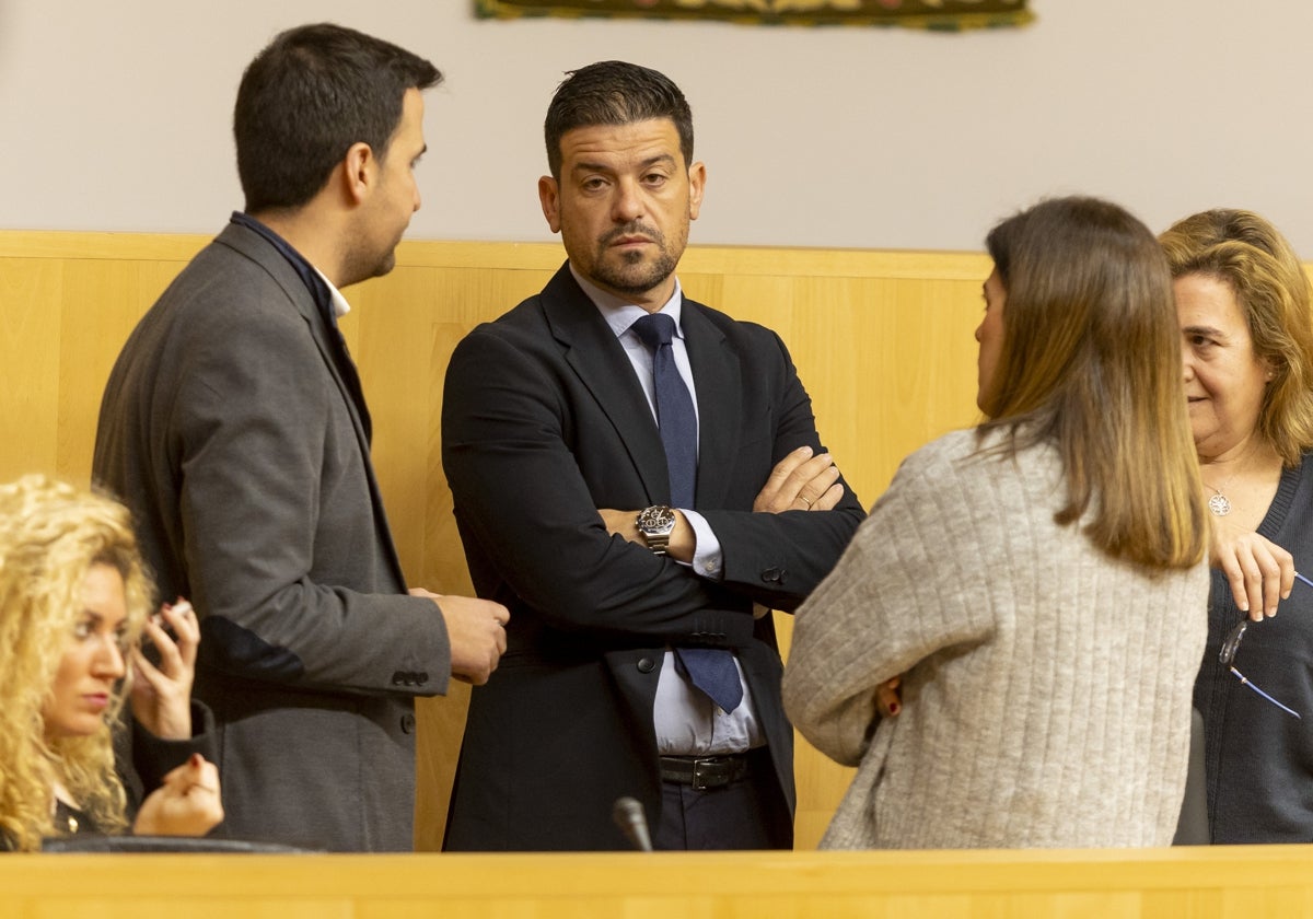 Cristóbal Ortega, que hoy ha presidido el pleno por ausencia de Francisco Salado, junto a diputados del PP.