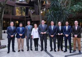 Foto de familia tras el encuentro mantenido con representantes del sector.