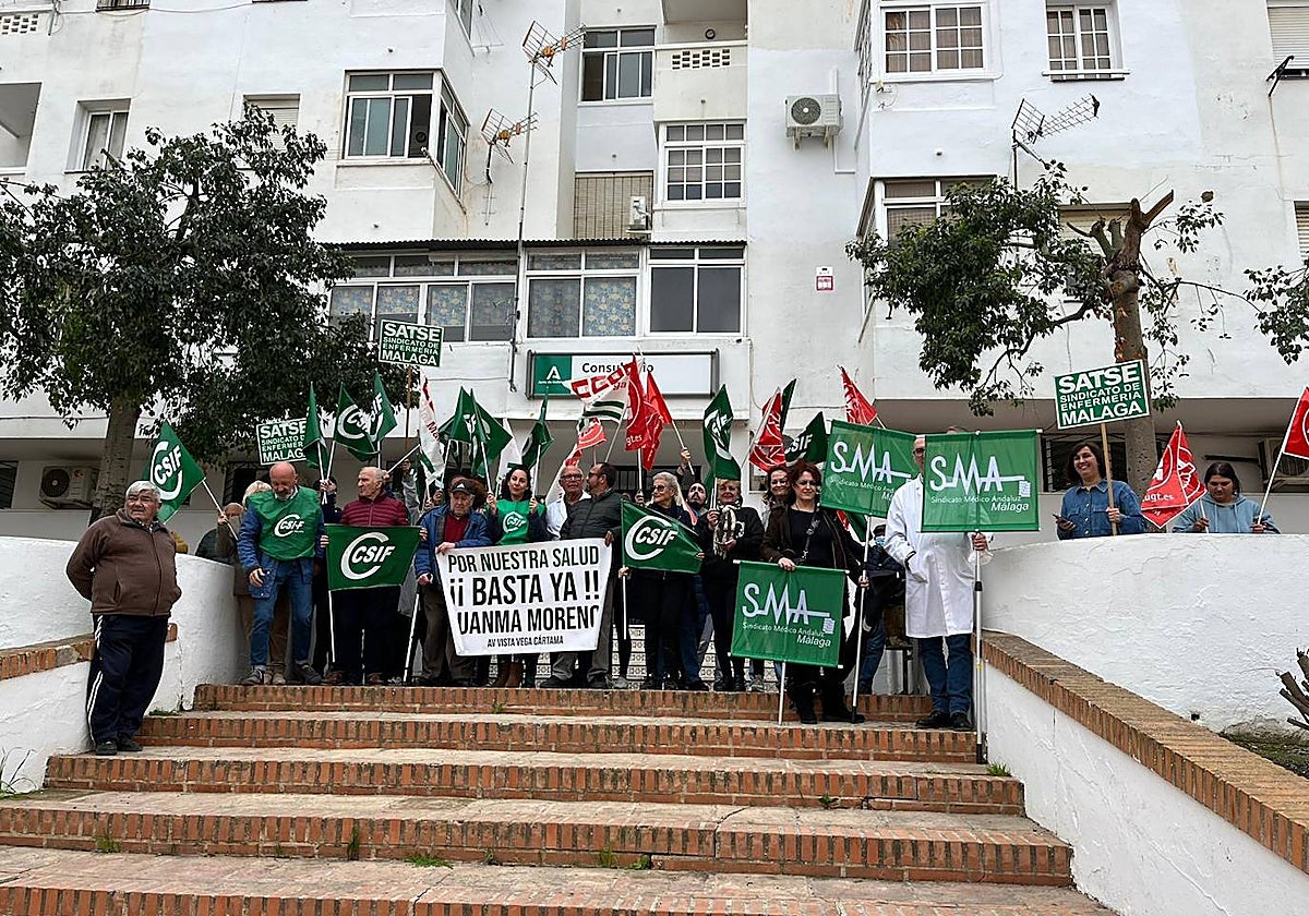 Los facultativos y usuarios se concentran en la puerta del consultorio de salud de Cártama.