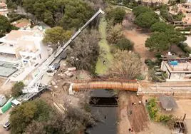 Trabajos de instalación del puente sobre el arroyo Dos Hermanas.