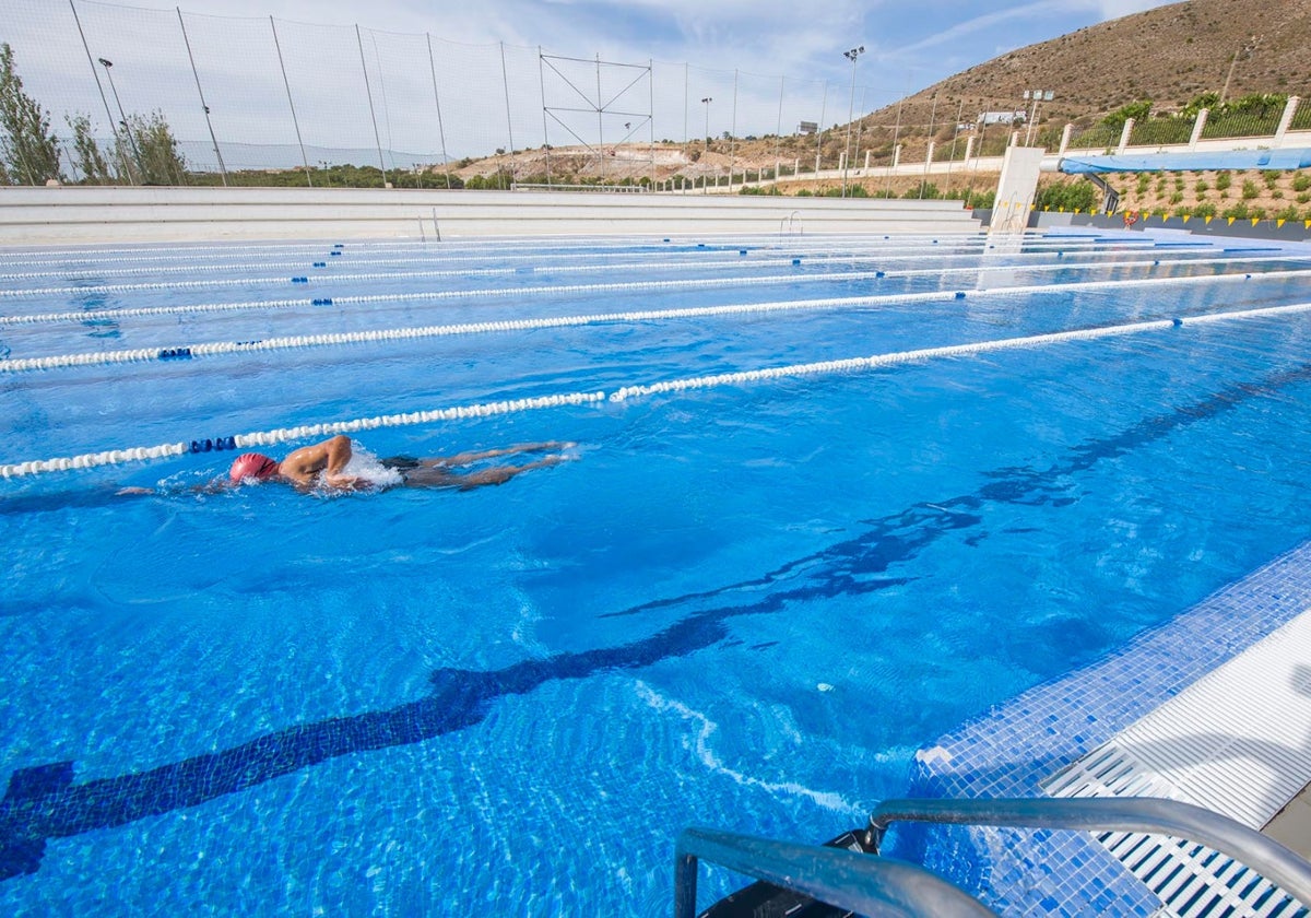 Un nadador en la piscina Virgen del Carmen III.