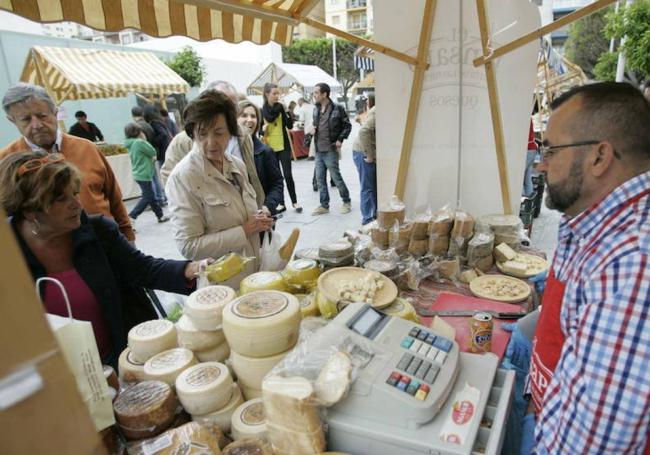 Mercado del Queso Artesano de Cabra y del Vino de la Axarquía de Torre del Mar.