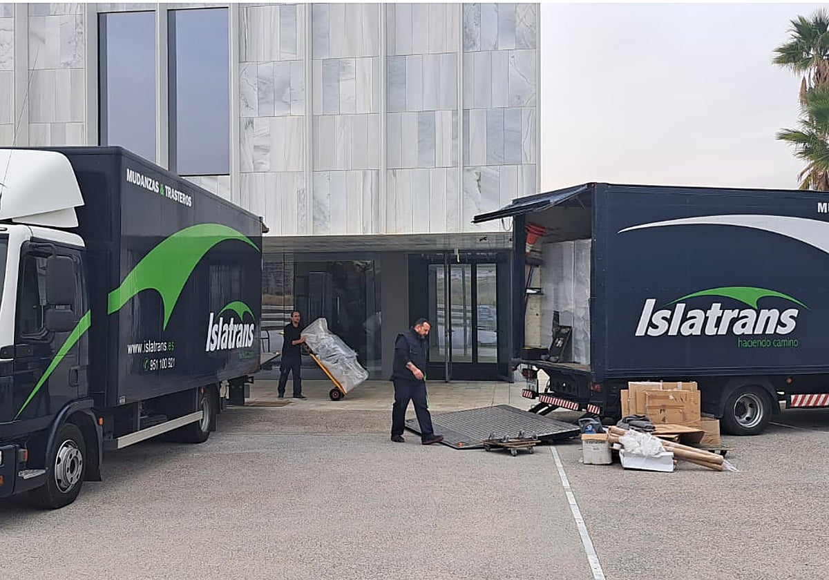 Camiones de mudanza han comenzado a trasladar mobiliario al nuevo edificio del Rectorado de la UMA.