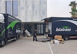 Camiones de mudanza han comenzado a trasladar mobiliario al nuevo edificio del Rectorado de la UMA.