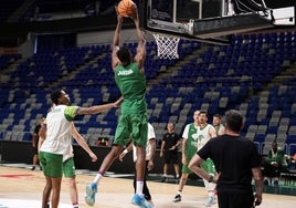 El Unicaja, durante un entrenamiento en el Carpena.