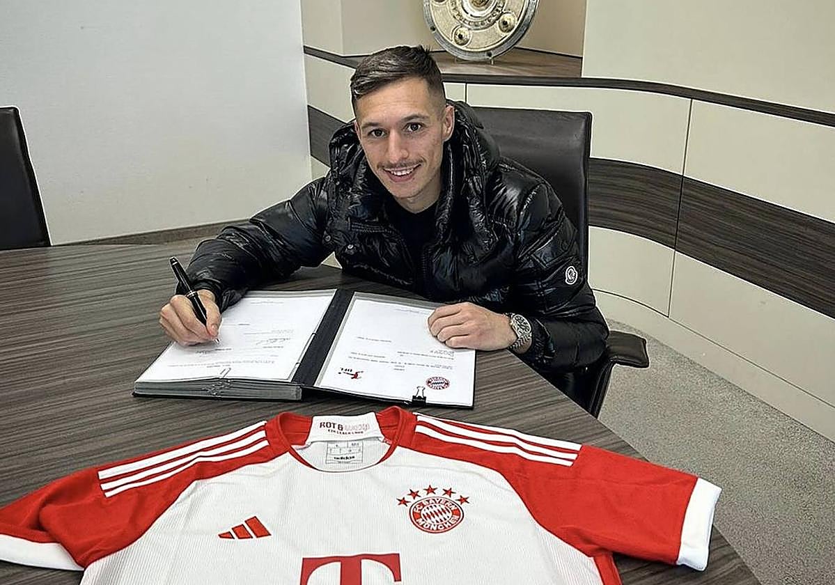 Bryan Zaragoza, cuando firmó su contrato con el Bayern de Múnich.
