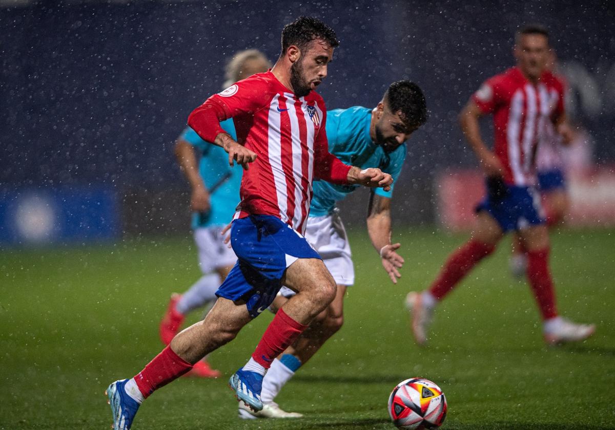 Carlos Puga, en un partido con el filial del Atlético de Madrid esta temporada.