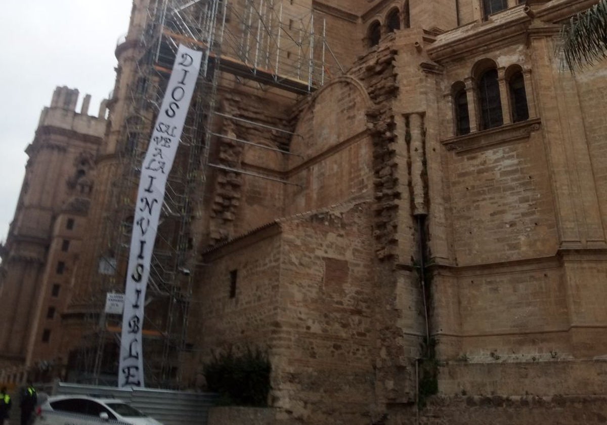 'Dios salve a la Invisible': la lona desplegada en la Catedral de Málaga