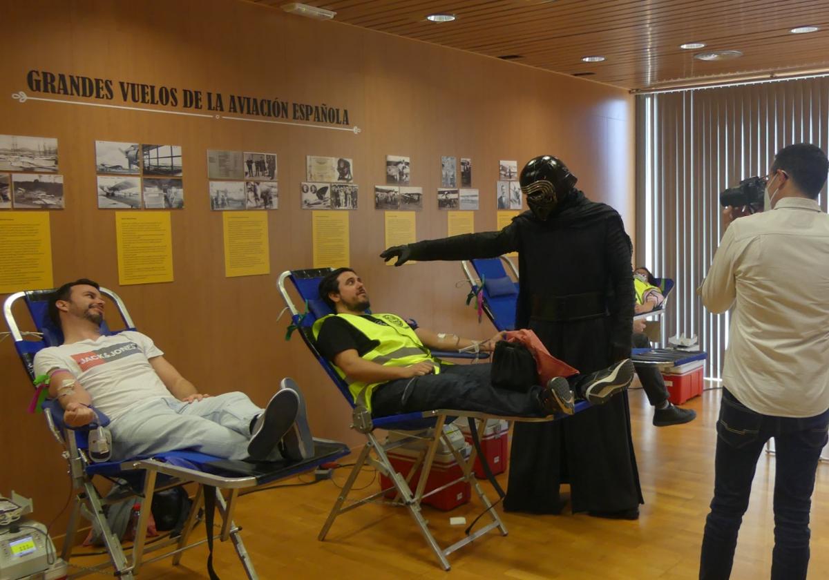 Una de donaciones de sangre en el Museo Aeronáutico, con Kylo Ren como testigo.