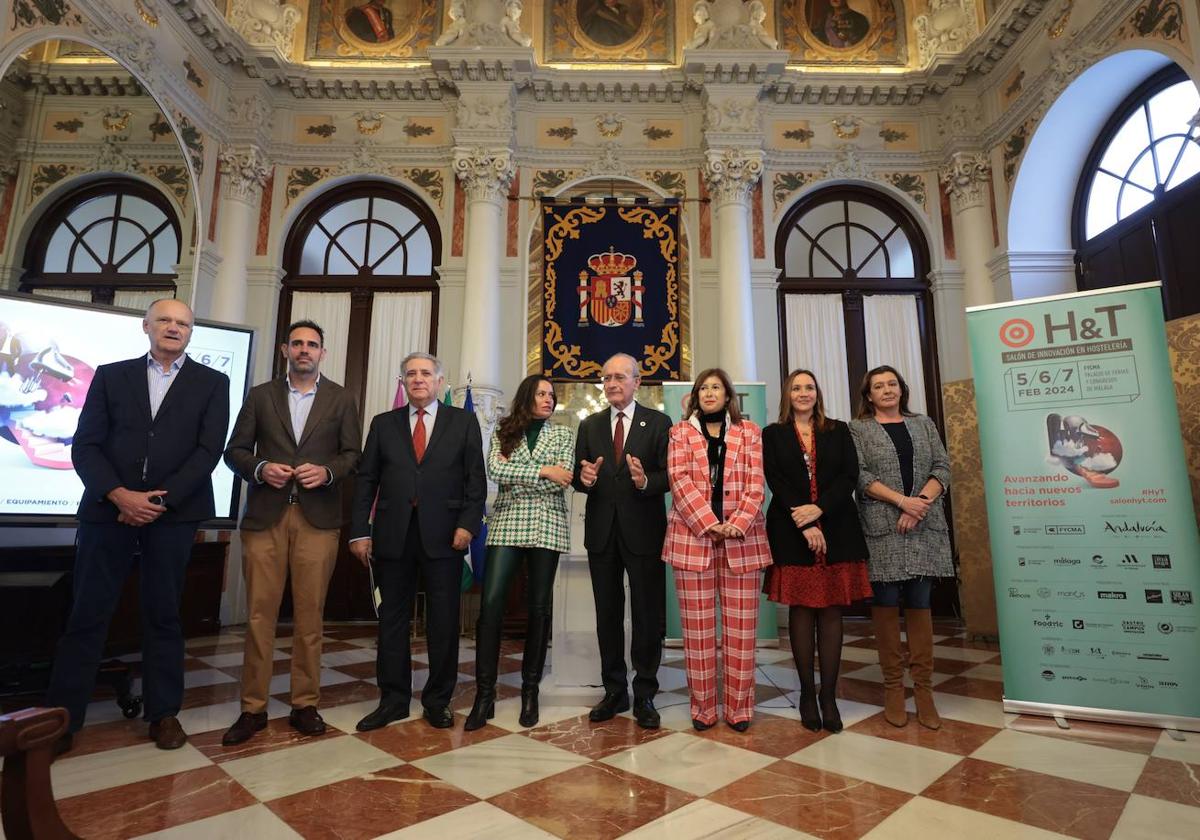 Foto de familia del comité organizador y administraciones que patrocinan H&T.