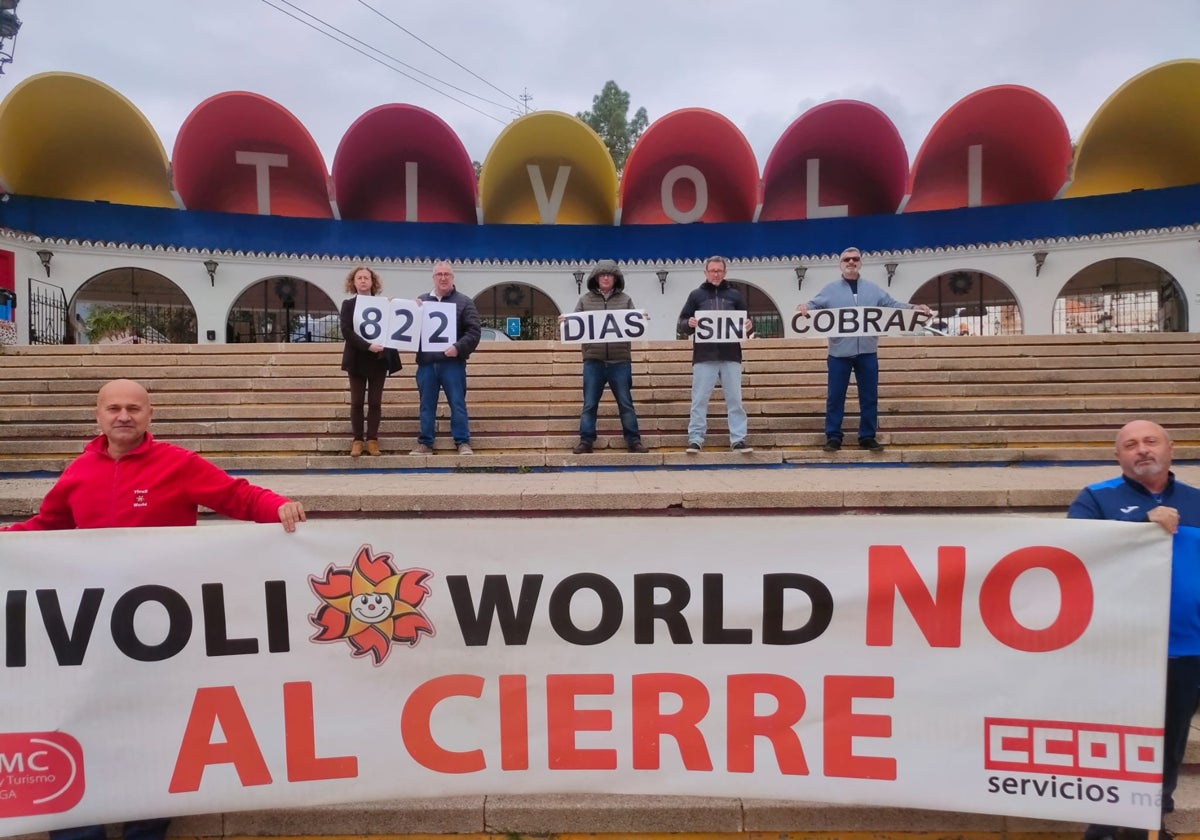 Protesta de los trabajadores realizada hoy, al igual que cada día, a las puertas de Tívoli.