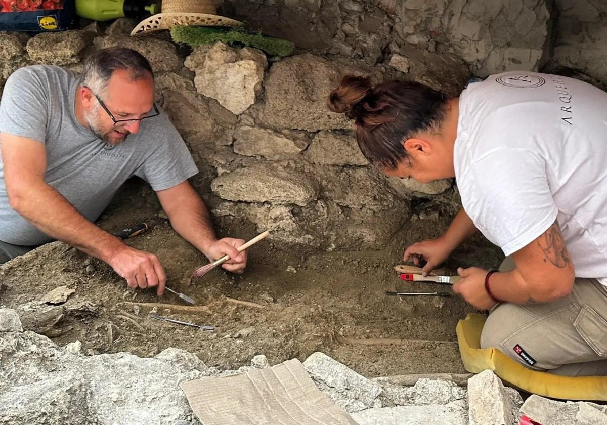 Profesionales trabajan en el enterramiento.