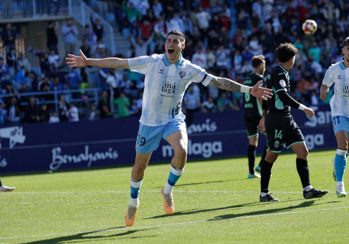 Roberto celebra uno de sus agoles en La Rosaleda.