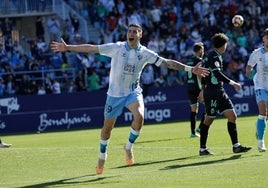 Roberto celebra uno de sus agoles en La Rosaleda.