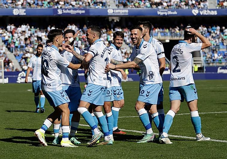 Jugadores del Málaga celebran uno de los goles de su victoria contra el Atlético Baleares en La Rosaleda.