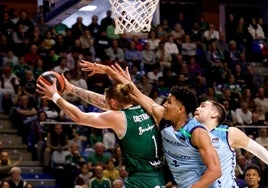 Tyson Pérez trata de arrebatarle el balón a Dylan Osetkowski.