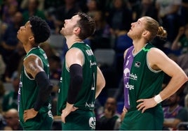 Los jugadores del Unicaja observan una revisión de una jugada en el videomarcador.