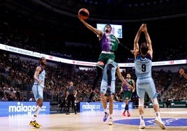 Carter penetra a canasta con la mano derecha en el partido contra el Andorra.