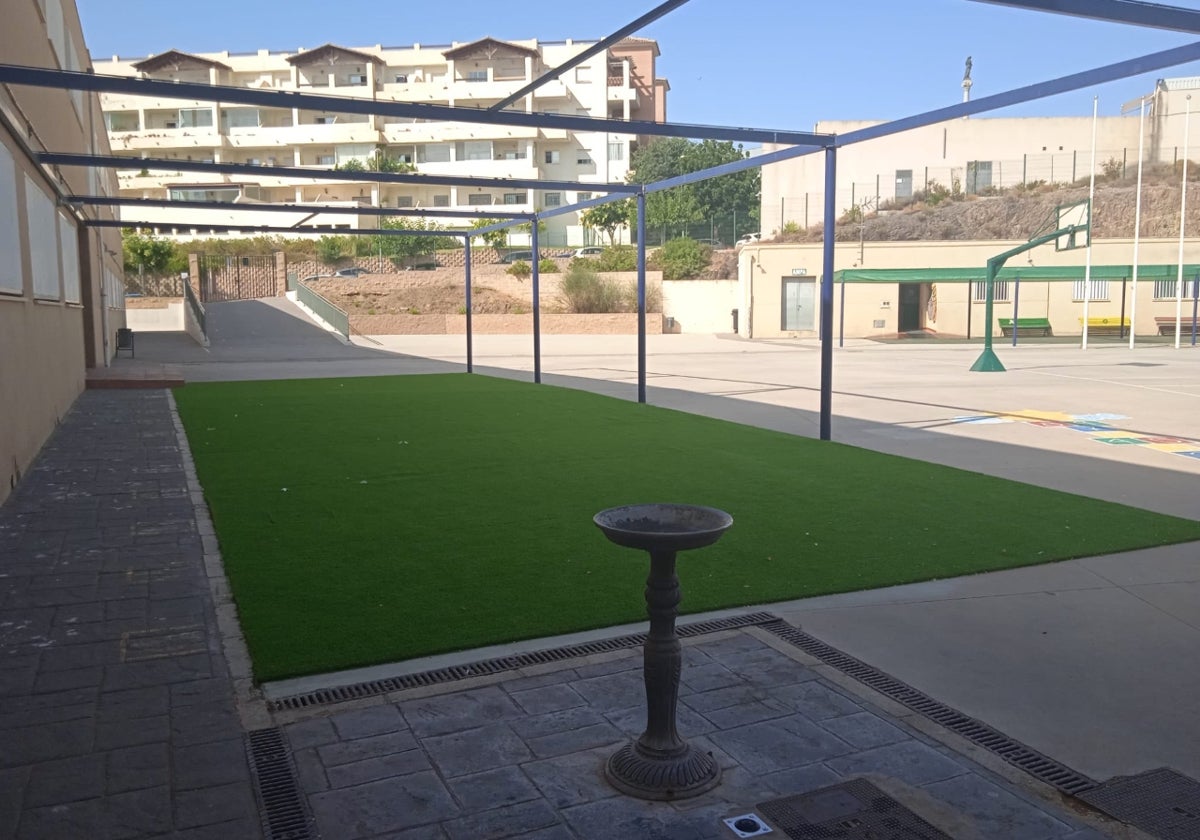 Vista del patio del colegio Mariana Pineda, con una fuente en primer plano.