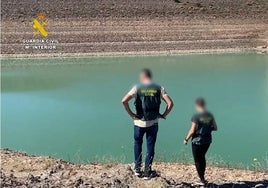 Agentes del Seprona de la Guardia Civil, el pasado año en el embalse de La Viñuela.