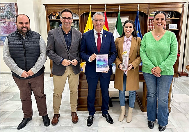 El alcalde y concejales del Gobierno municipal, con la traductora.