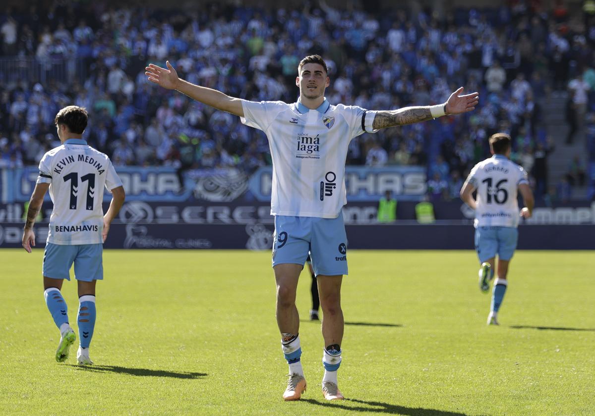 Roberto celebra emocionado uno de sus goles ante el Atlético Baleares con la grada de La Rosaleda.