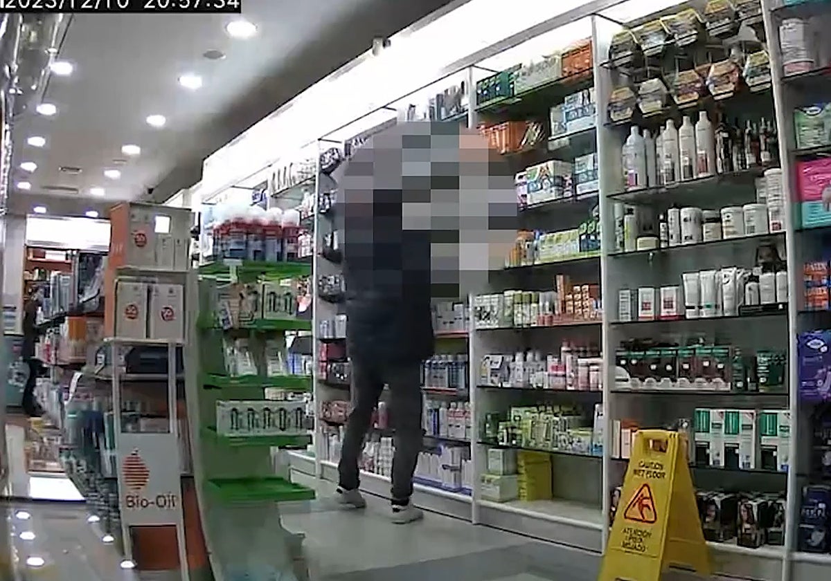 Imagen de una cámara de seguridad de una farmacia en Torre del Mar.