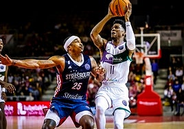 Carter trata de lanzar a canasta ante la defensa de McGee.