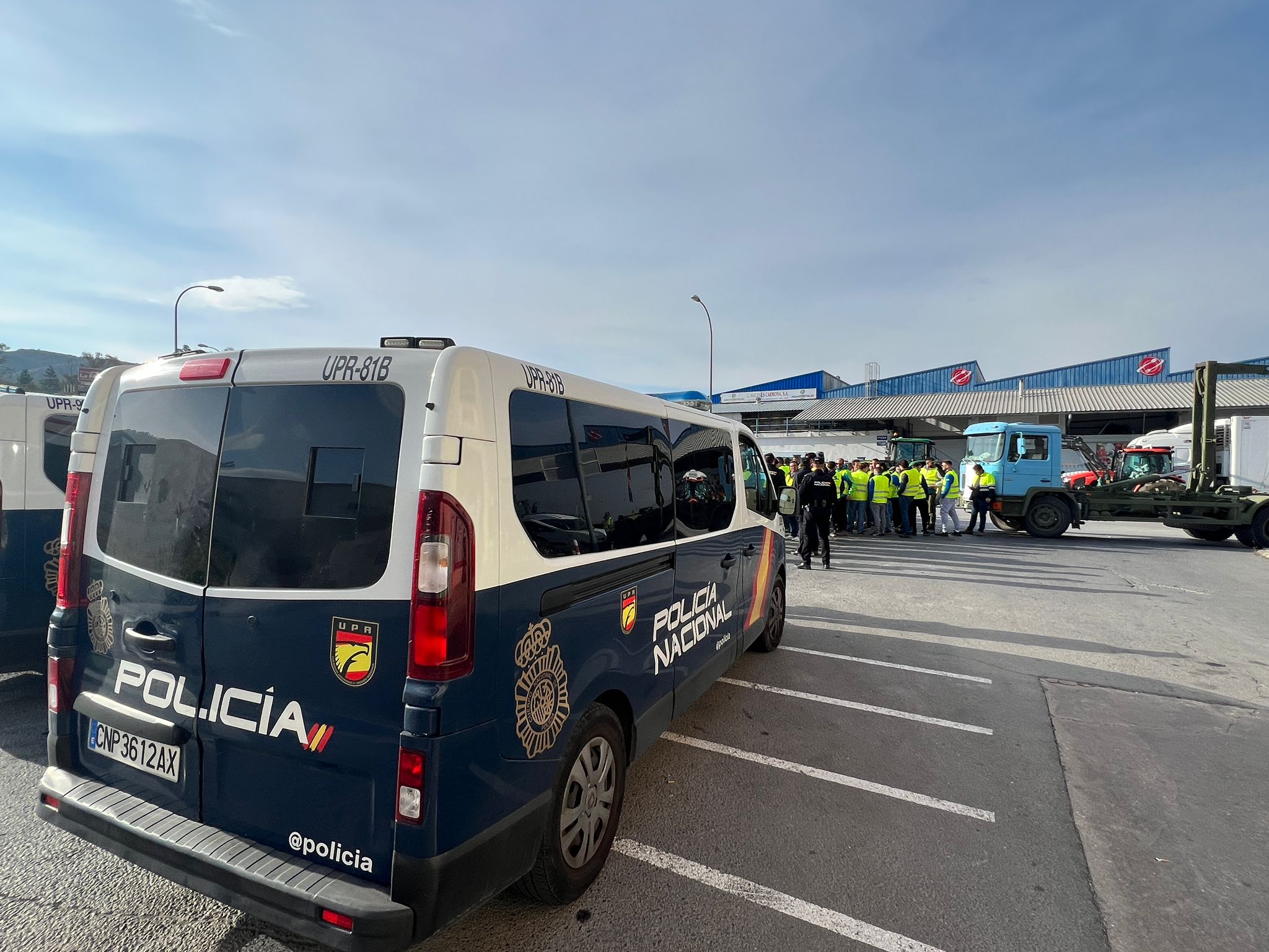 Protestas en Antequera: Unos 300 vehículos irrumpen en el polígono industrial e impiden el acceso de camiones a las plataformas logísticas de Mercadona y Día 