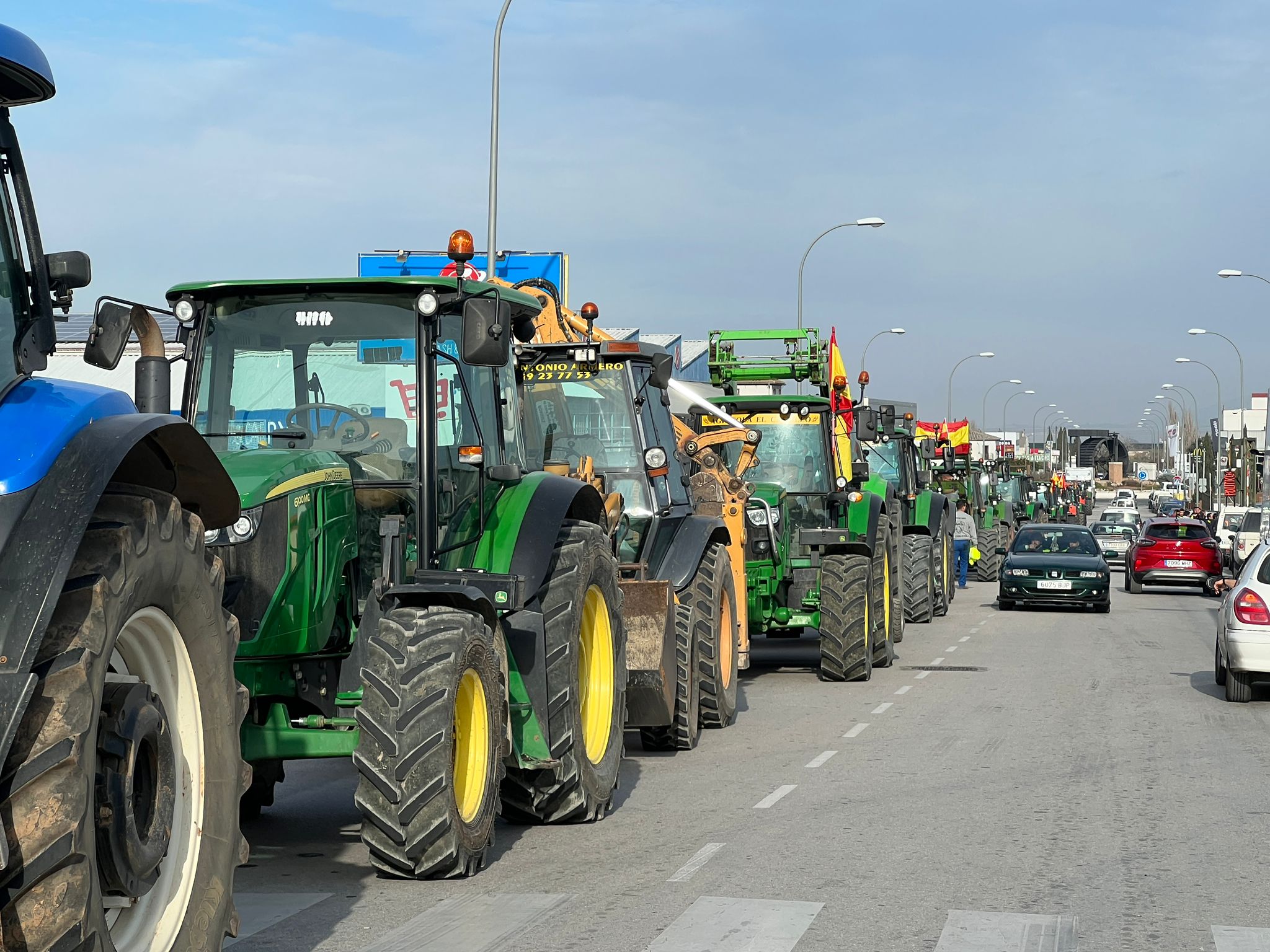 Protestas en Antequera: Unos 300 vehículos irrumpen en el polígono industrial e impiden el acceso de camiones a las plataformas logísticas de Mercadona y Día 