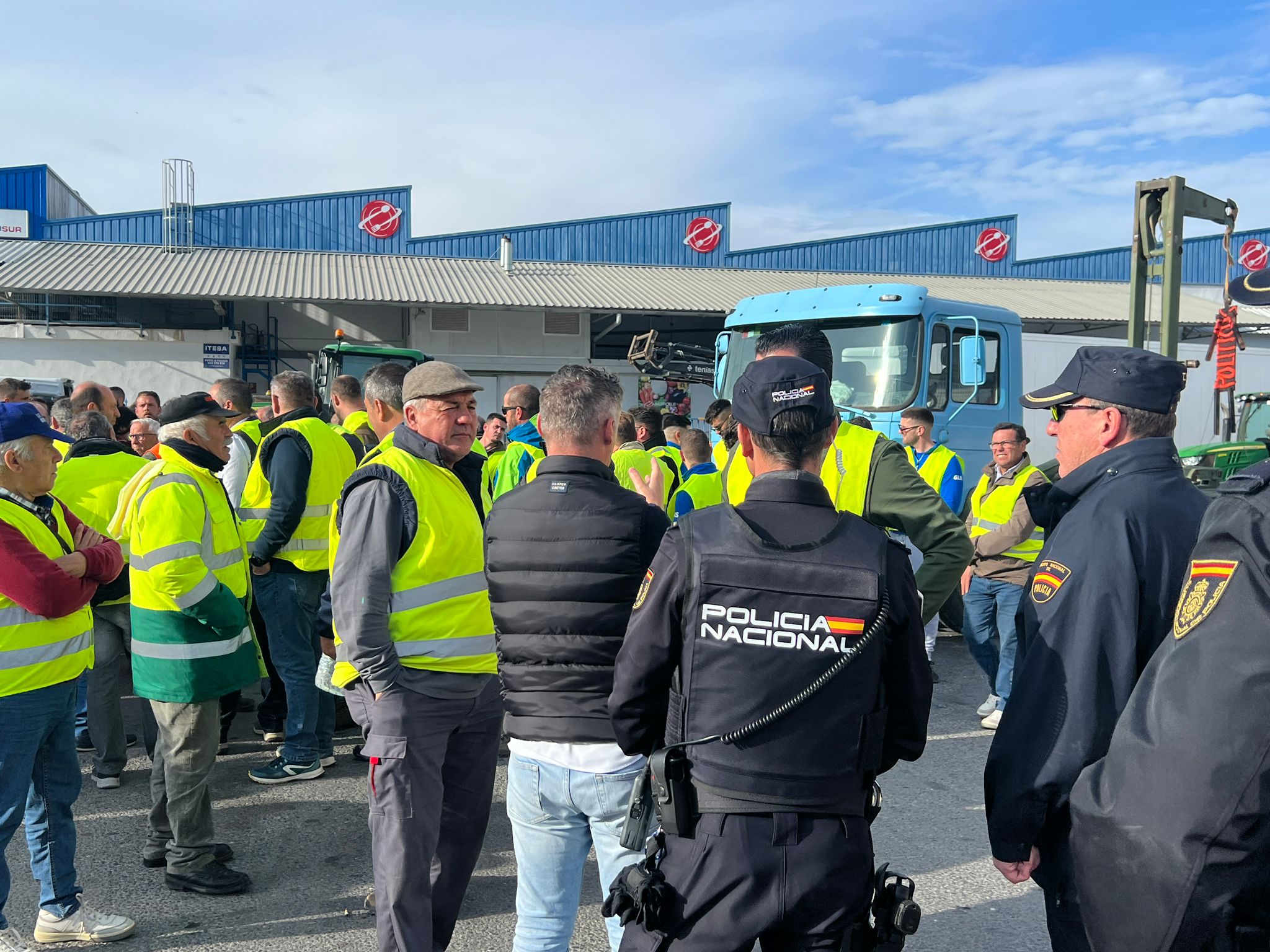 Protestas en Antequera: Unos 300 vehículos irrumpen en el polígono industrial e impiden el acceso de camiones a las plataformas logísticas de Mercadona y Día 