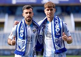 Los nuevos fichajes del Málaga, Carlos Puga y Javier Avilés en la presentación oficial con el club.