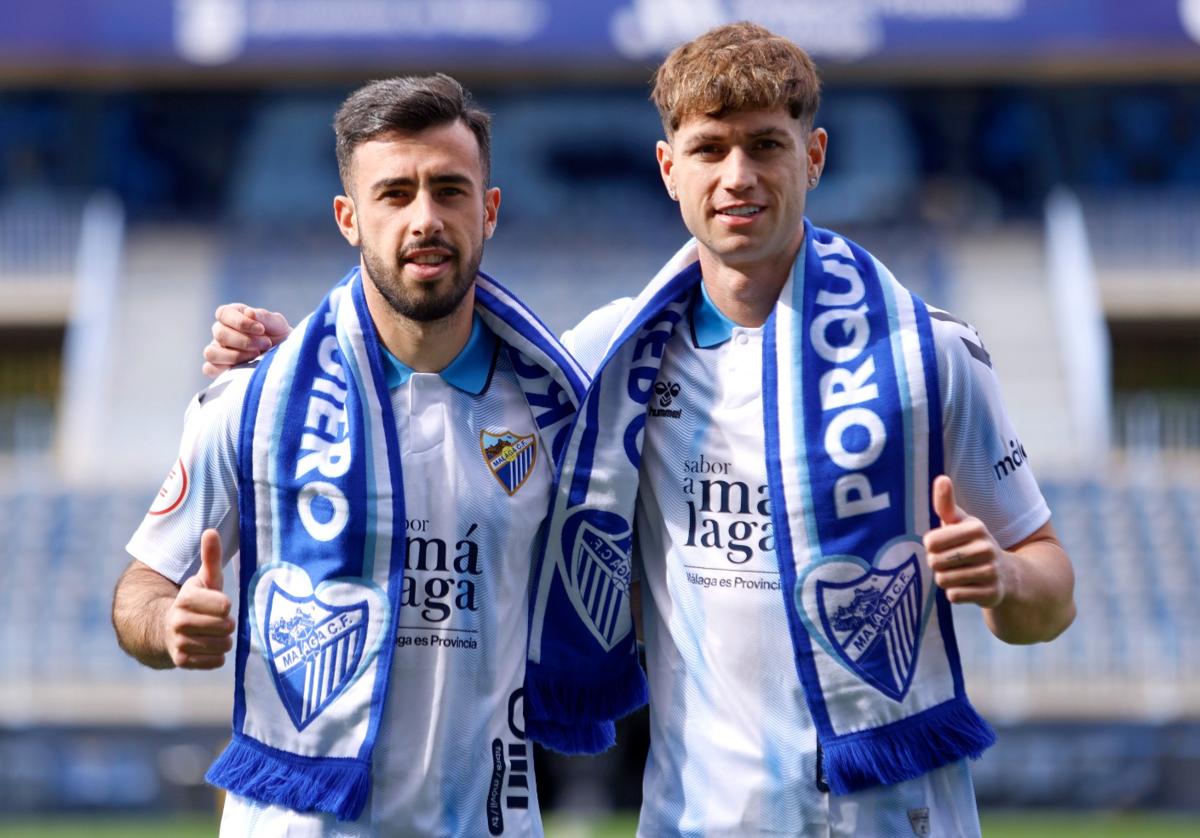 Los nuevos fichajes del Málaga, Carlos Puga y Javier Avilés en la presentación oficial con el club.