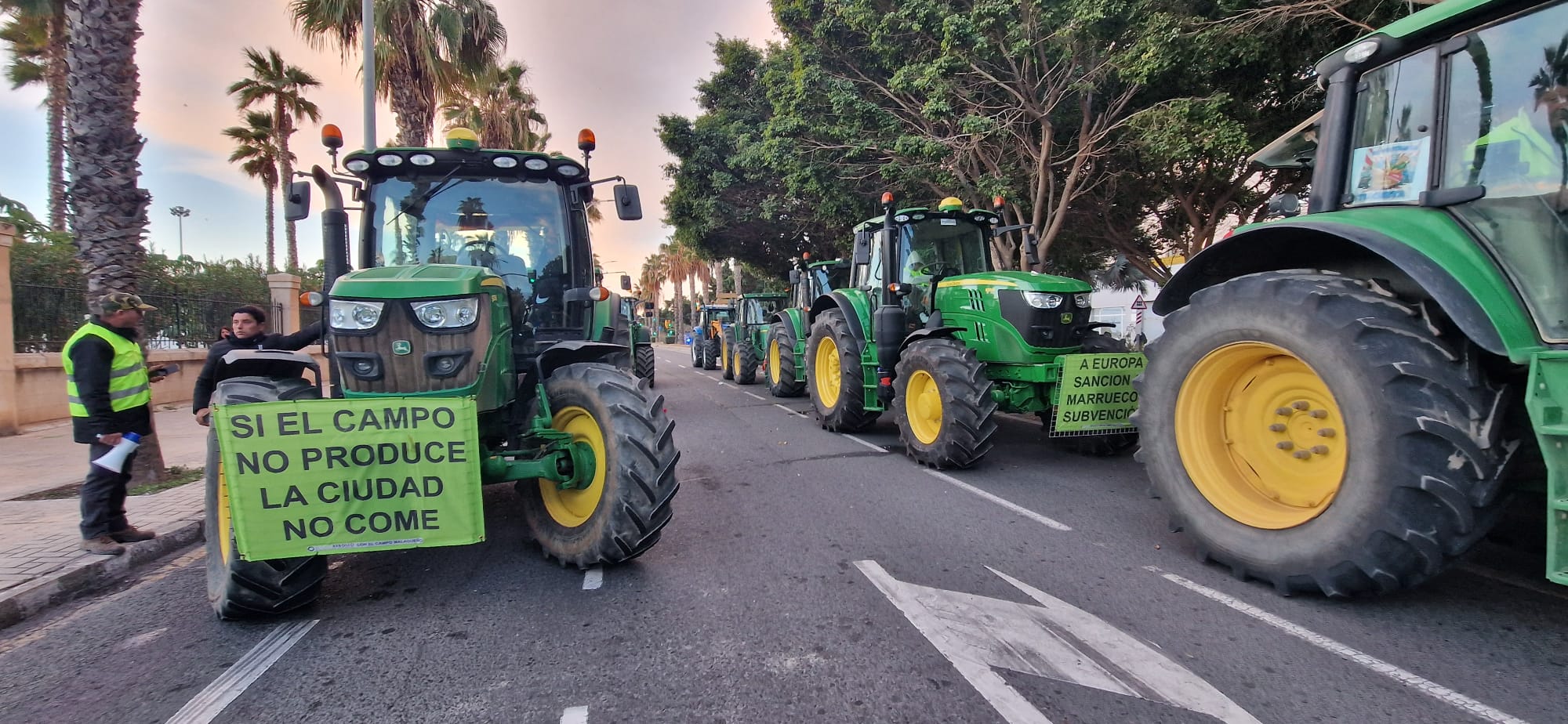 Protestas en Málaga capital: unos 200 tractores, llegados de diferentes municipios del Valle del Guadalhorce, cierran el paso en la Avenida Antonio Machado