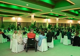 Asistentes a la cena de gala de la Asociación contra el Cáncer.