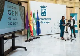 La concejala Alicia Izquierdo y Rafael Ventura, en la presentación del informe GEM.