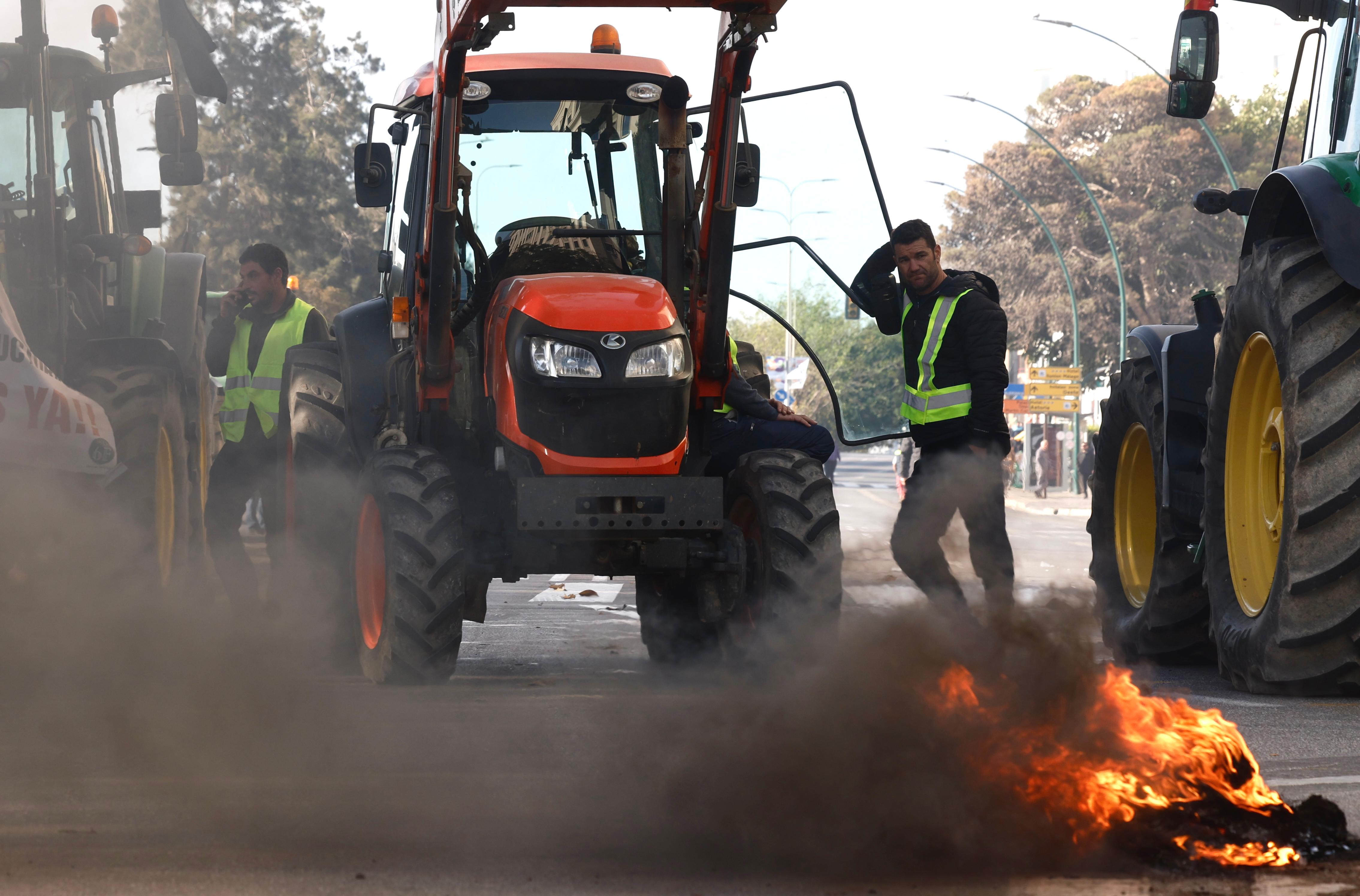 Protestas en Málaga capital: unos 200 tractores, llegados de diferentes municipios del Valle del Guadalhorce, cierran el paso en la Avenida Antonio Machado