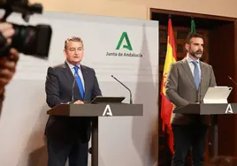 Los consejeros Antonio Sanz y Ramón Fernández-Pacheco, en su comparecencia tras el Consejo de Gobierno.