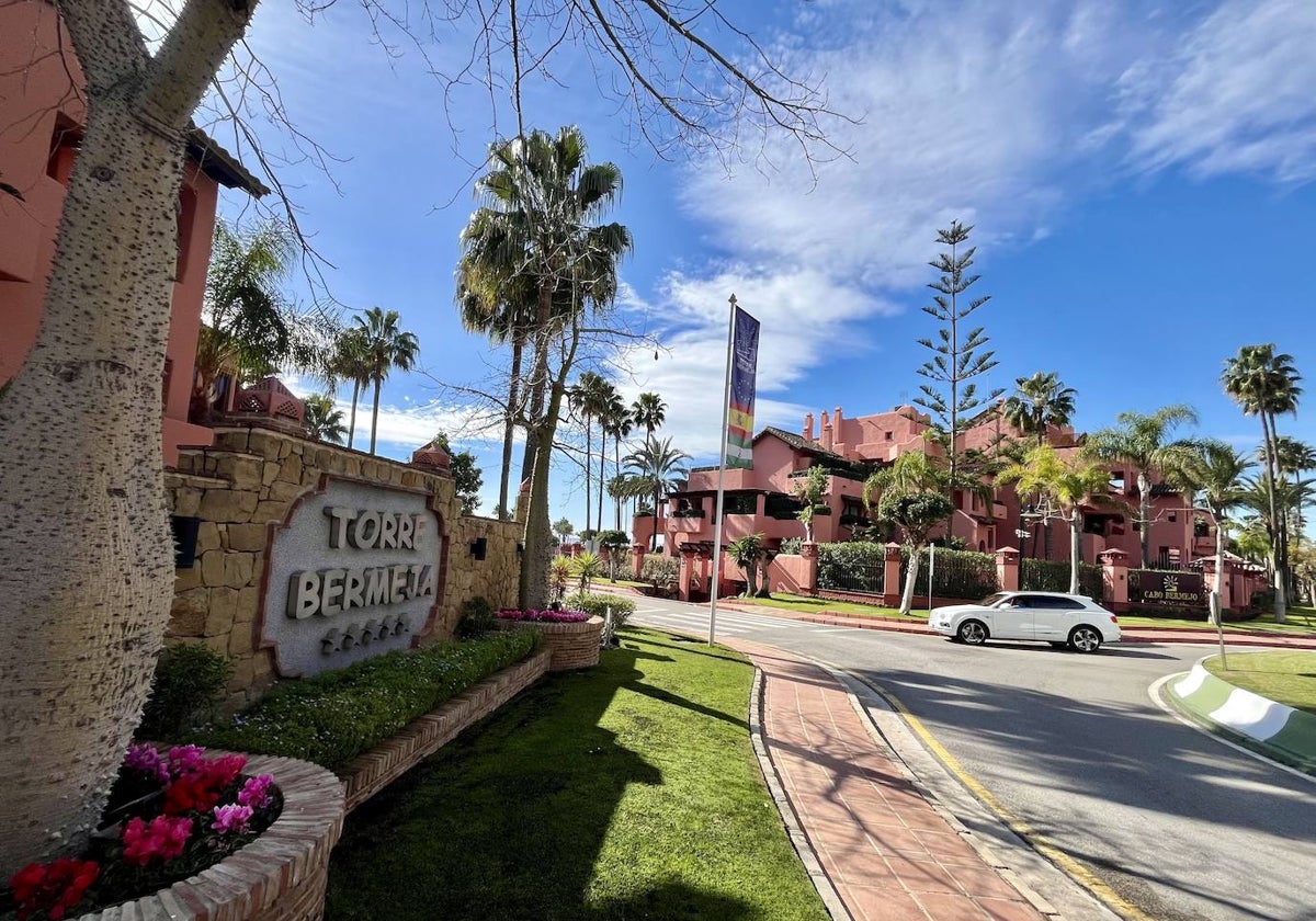 Entrada de la urbanización Torre Bermeja, en Estepona, esta mañana.