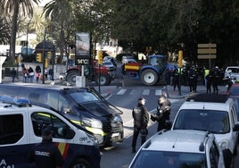 Atascos generados por la protesta de los agricultores, este martes, en Málaga.