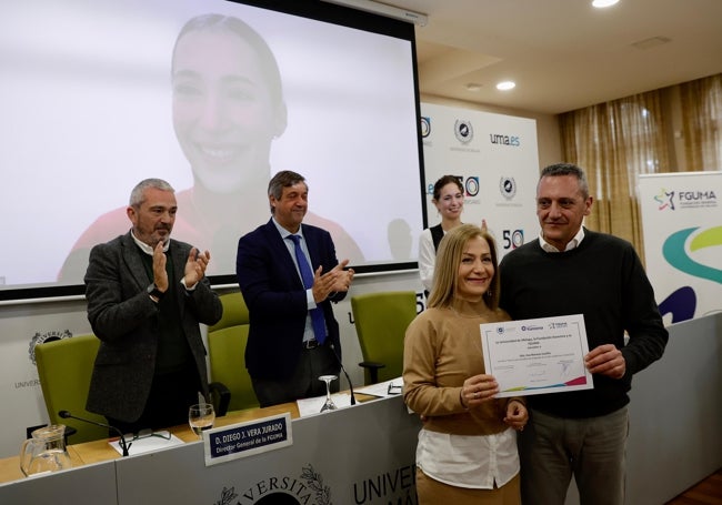 Pablo Moreno y Belén Castillo recibieron la beca en nombre de su hija Eva, que aparece por videoconferencia desde Japón.