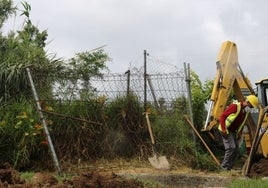 Trabajos de mejora del abastecimiento de agua en la urbanización El Coto de Mijas, en una imagen de archivo.