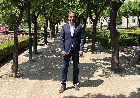El portavoz socialista, Dani Pérez, en los jardines de Pedro Luis Alonso.